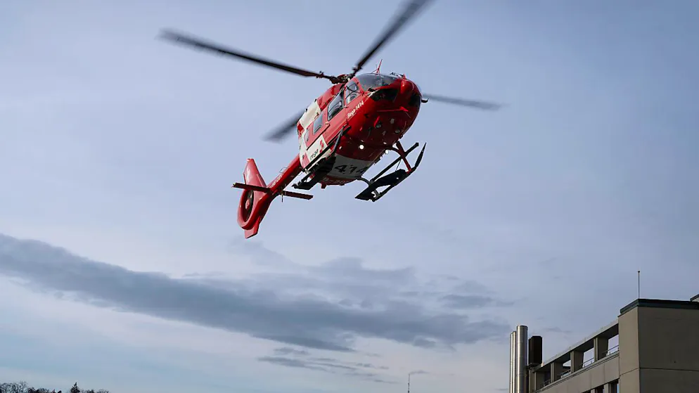 Die Rettungsflugwacht hat am Samstag einen verunfallten 78-jährigen Mann mittels Seilwinde in Ulisbach SG aus einem Bachbett geborgen und ins Spital geflogen. (Archivbild)