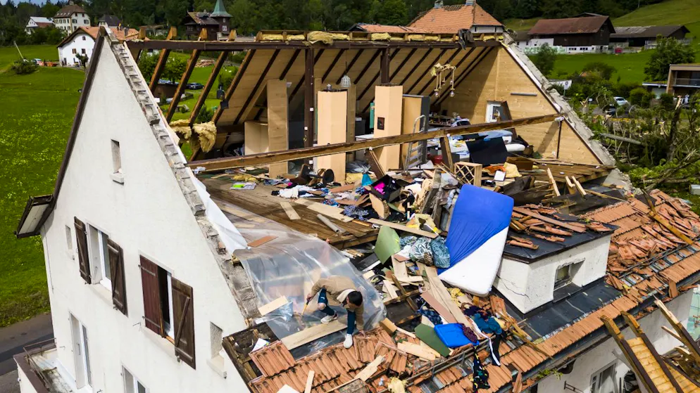 Certains immeubles ont été presque entièrement détruits après le passage de la tempête du 24 juillet sur le territoire des villes de La Chaux-de-Fonds et du Locle (archives).