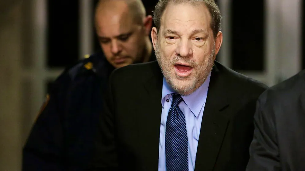 Harvey Weinstein antwortet auf Fragen von Journalisten beim Verlassen eines Gerichtssaals.