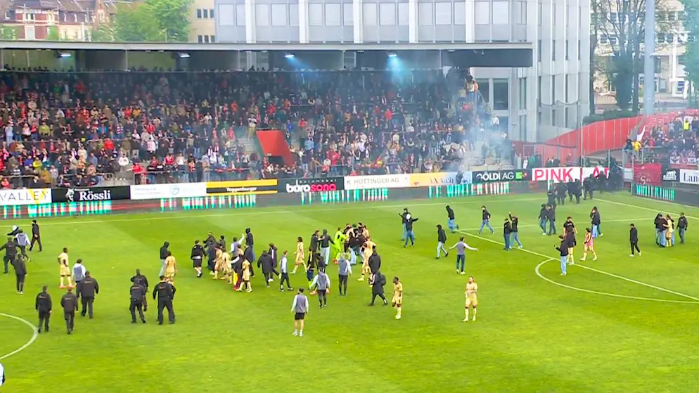 Hässliche Szenen. Fliegende Fackeln und Fäuste nach Abpfiff auf der Schützenwiese