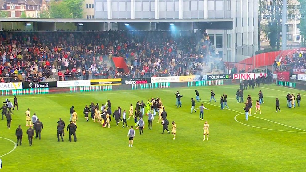 Dutzende Servette-Ultras stürmen nach dem Cup-Halbfinal den Platz.