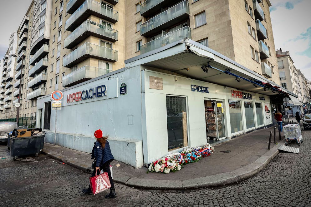 L'accusée est l'ex-épouse d'Abdelnasser Benyoucef, alias «Abou Moutana», qui aurait revendiqué être l'un des commanditaires de l'attentat de l'Hyper Cacher à Paris en 2015, d'après elle.