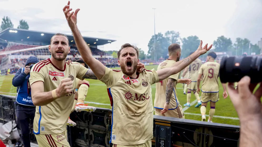 Timothé Cognat (au centre) a offert la qualification à Servette en marquant dans les dernières minutes de jeu.