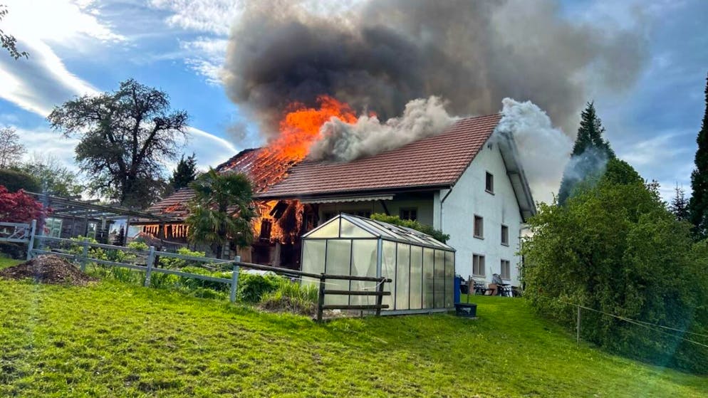 Die Flammen greifen von der Scheune (hinten) auf das Wohnhaus (vorne) über.