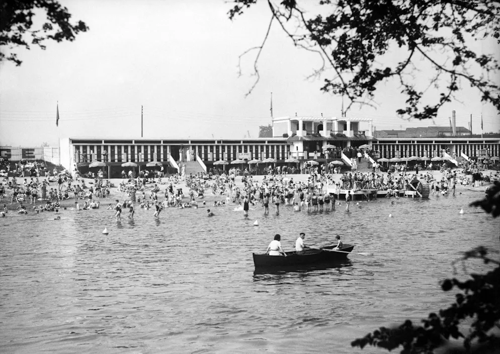 Des personnes se baignent dans la Marne en août 1936 à la base nautique de Champigny-sur-Marne.