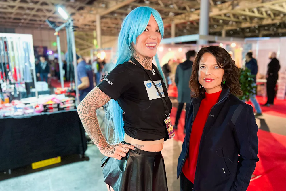 Für die SRF-Doku-Reihe «Mona mittendrin: Leben als Pornodarstellerin» hat Mona Vetsch das Onlyfans-Model Lyviane an der Erotikmesse Extasia getroffen.