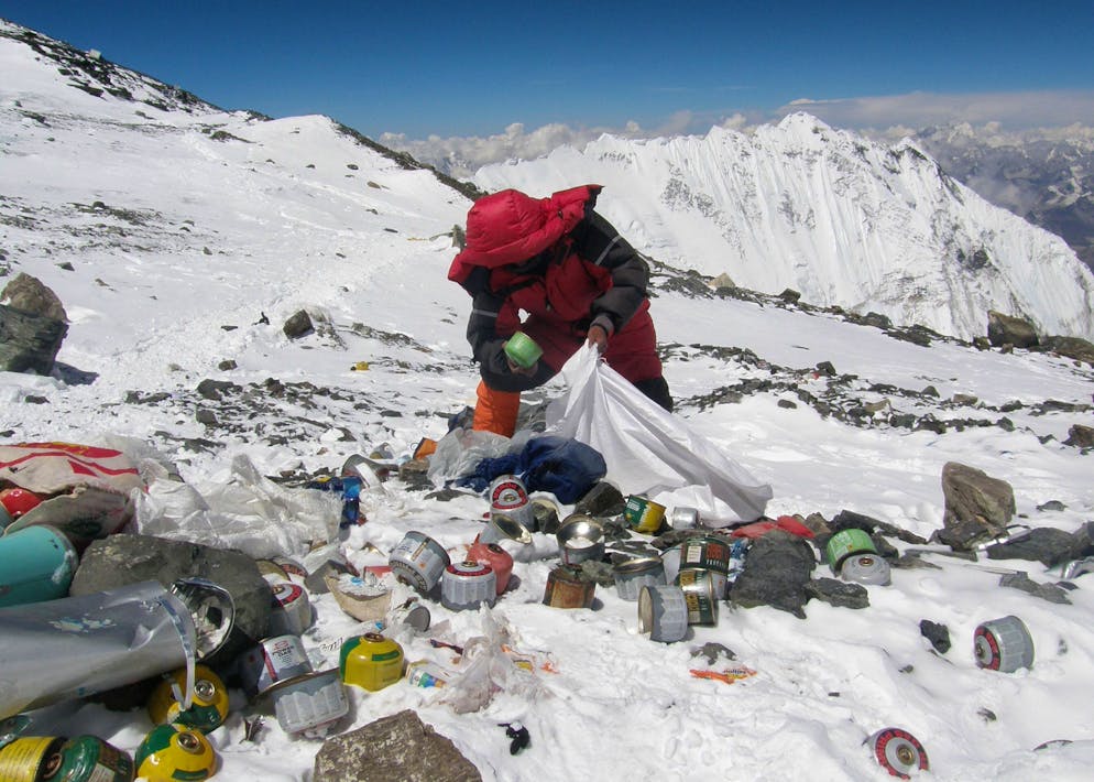 Plus de 10 tonnes de déchets sont abandonnées chaque année sur les pentes du géant blanc, selon certaines estimations.