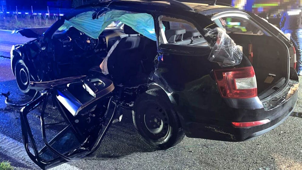 Das Auto wurde bei der seitlichen Kollision stark beschädigt.