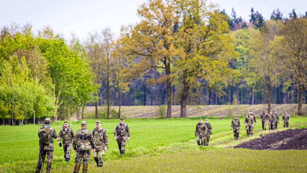 Soldaten der Bundeswehr suchen ein Feld nach dem vermissten Sechsjährigen ab. Foto: Moritz Frankenberg/dpa