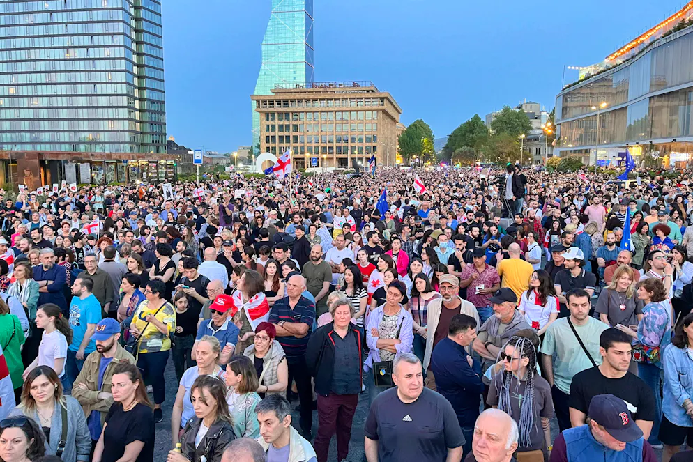 Brandissant des drapeaux européens et géorgiens, environ 20'000 personnes se sont rassemblées Place de la République dans le centre de Tbilissi, selon un journaliste de l'AFP sur place.