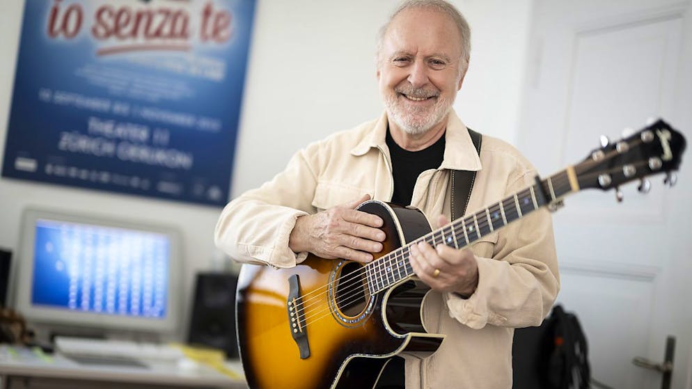 Musiker Peter Reber ist auch mit 75 noch neugierig - Gallery. Peter Reber am Tag vor seinem 75. Geburtstag vor einem Plakat des Musicals "Io senza te", das 2015 uraufgeführt wurde und auf den Liedern der Gruppe Peter, Sue & Marc basiert.