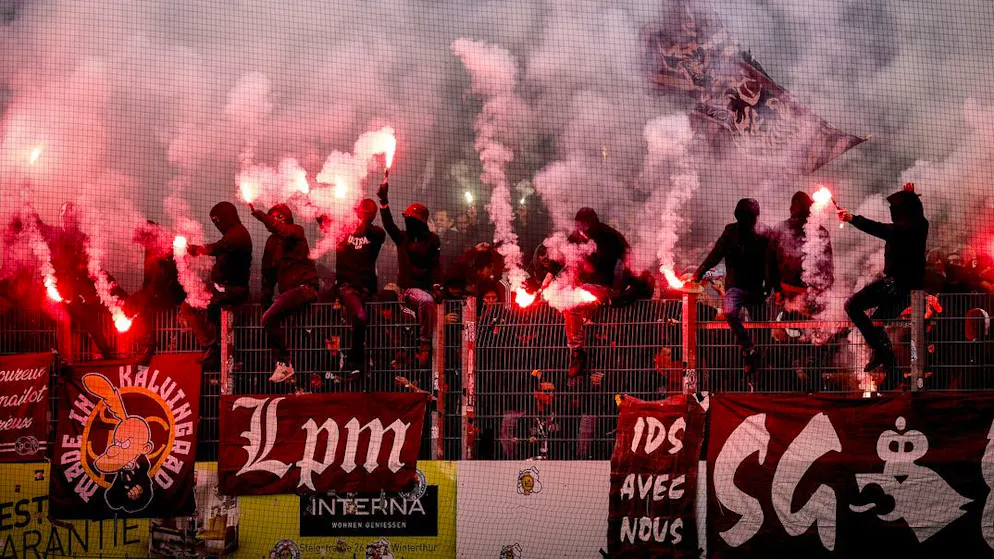 Ein Polizist durch Pyro verletzt. Servette-Fans greifen nach Spiel in Winterthur Sicherheitskräfte an