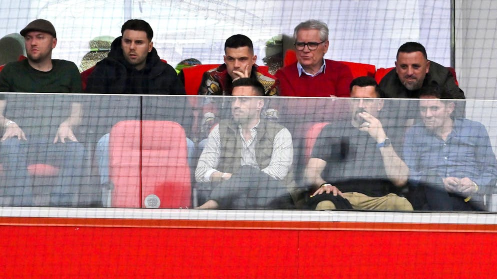 Granit Xhaka verfolgt die Partie gegen Stuttgart von der Tribüne aus.