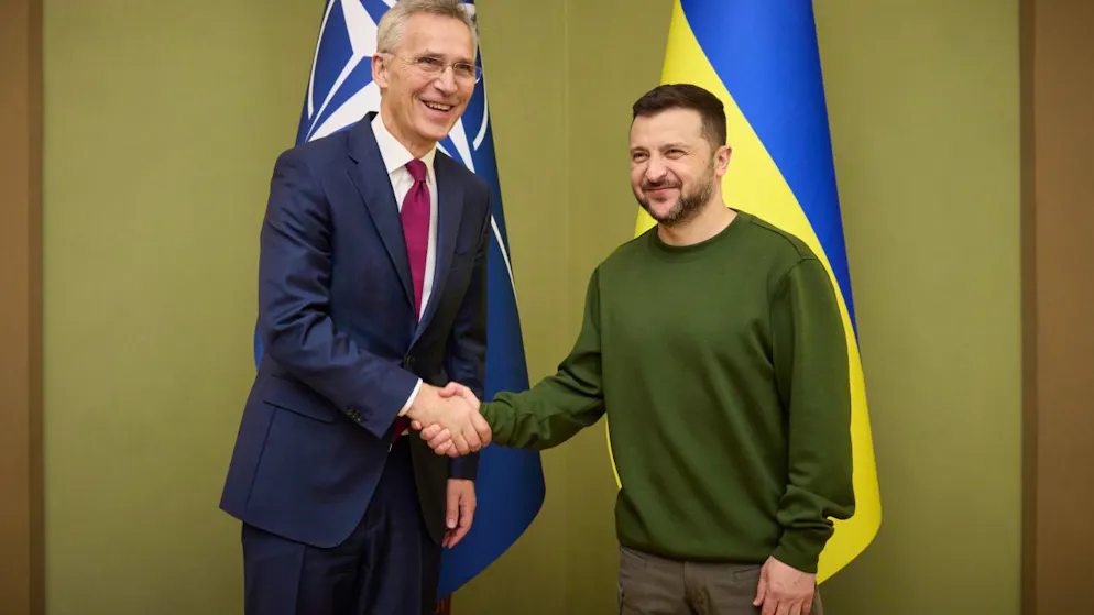 Wolodymyr Selenskyj, Präsident der Ukraine, und Jens Stoltenberg, Generalsekretär der Nato, schütteln die Hände während ihres Treffens in Kiew. Foto: ---/Ukrainian Presidential Press Office/AP/dpa - ACHTUNG: Nur zur redaktionellen Verwendung und nur mit vollständiger Nennung des vorstehenden Credits