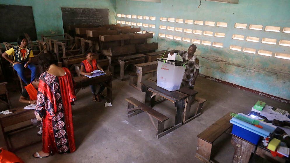 ARCHIV - Ein Mann gibt bei der Präsidentschaftswahl 2020 in einem Wahllokal seine Stimme ab. Nun haben nach einer umstrittenen Verfassungsreform die Menschen in Togo ein neues Parlament gewählt. Foto: Sunday Alamba/AP/dpa
