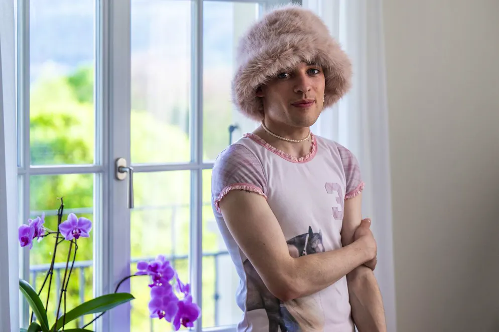 Nemo wird die Schweiz am Eurovision Song Contest in Malmö vertreten. Hier sieht man Nemo anlässlich der Feier zum 50-Jahr-ESC-Sieg von Abba in der Schwedischen Botschaft in Bern (April 2024).