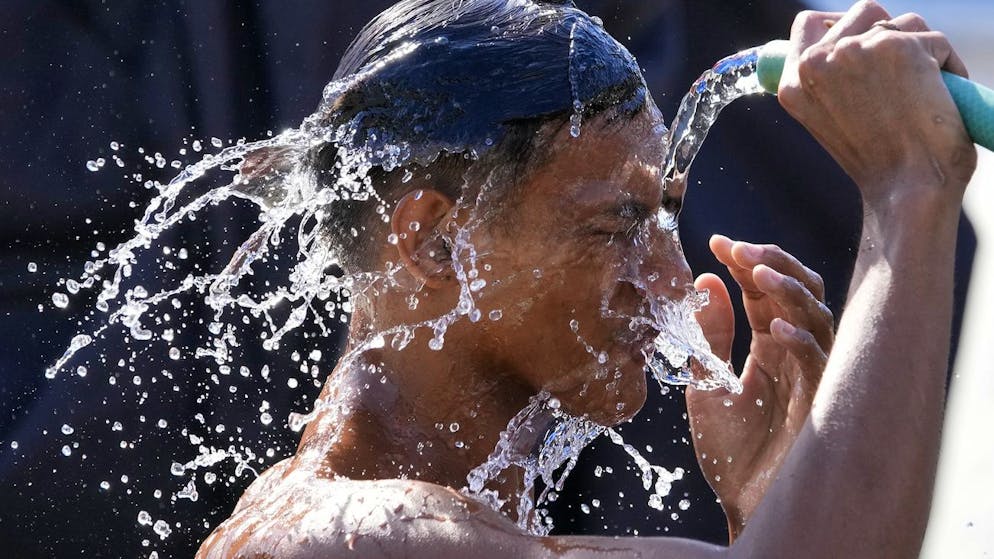 Un uomo a Manila cerca di rinfrescarsi.