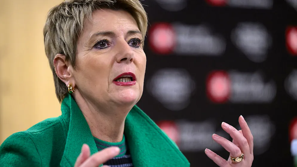 Finanzministerin Karin Keller-Sutter warnt vor zukünftigen Bankenkrisen: "Wir müssen uns darauf vorbereiten, was in zehn oder 20 Jahren sein könnte und müssen die notwendigen Instrumente haben, um im Krisenfall einschreiten und den Schaden für unser Land begrenzen zu können." (Archiv)
