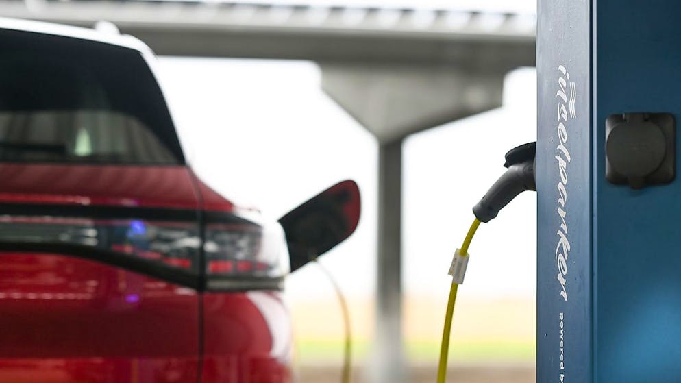 Die Verkäufe von Elektroautos seien in der EU zwischen 2017 und 2023 dreimal schneller angewachsen als die Zahl neu installierter Ladestationen, teilte der europäische Automobilverband Acea am Montag mit. (Archivbild)