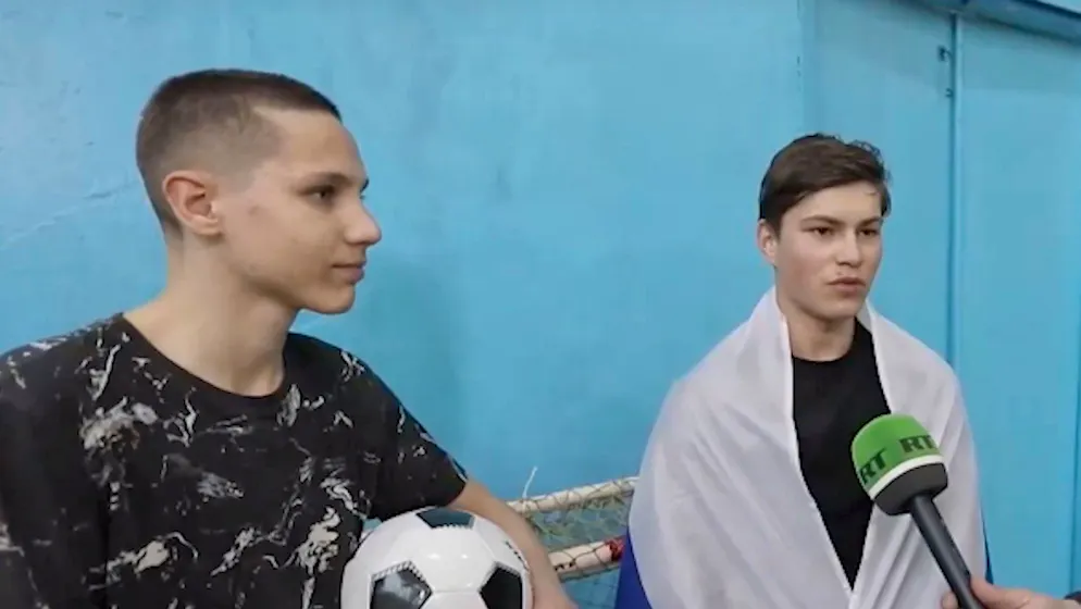 Denis Kostev (r.) mit einer Russenflagge beim Sender RT: Seine Auftritte waren erzwungen.
