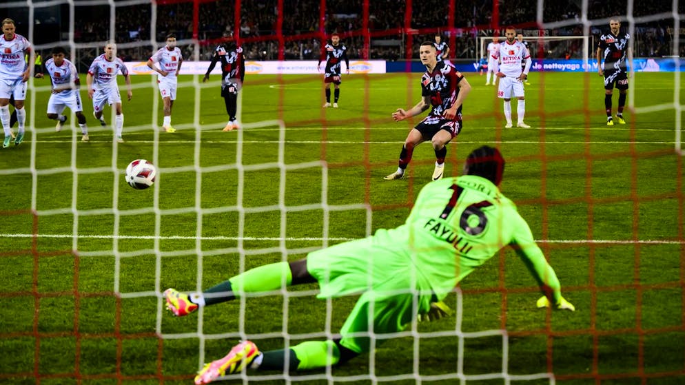 Zan Celar segna il 2:0 per il Lugano dal dischetto. 