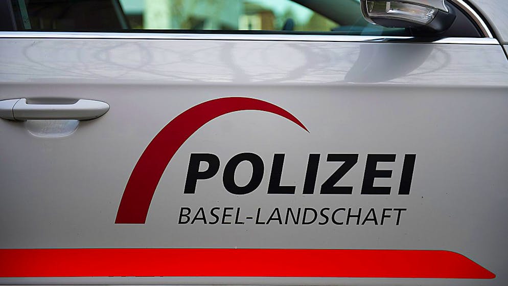 Die Baselbieter Polizei sucht Zeugen des Unfalls mit einem fahrerflüchtigen Personenwagen. (Symbolbild)