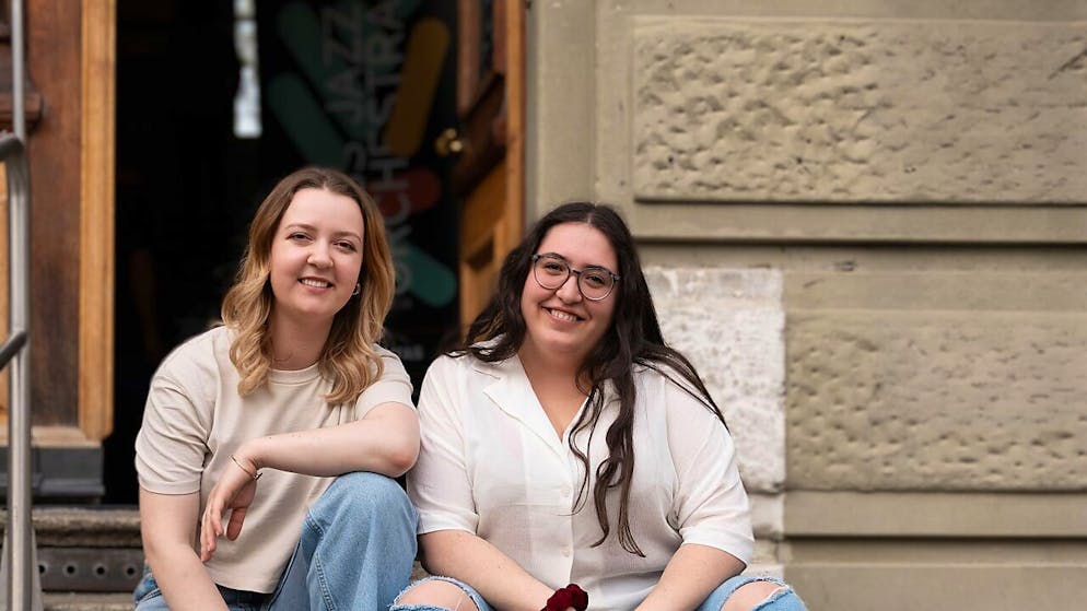 Siri Ryser (links) und Mayra Faccio stehen neu gemeinsam an der Spitze der Berner Jungsozialistinnen und Jungsozialisten.