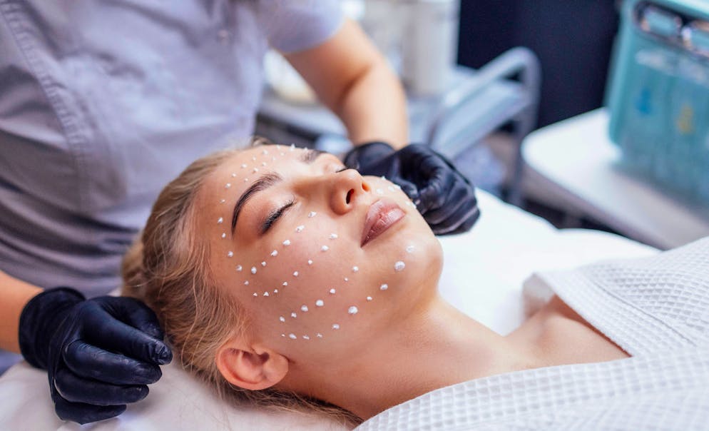 Nach einer Beauty-Behandlung in einem US-Kosmetiksalon wurde das HIV-Virus übertragen, teilt die amerikanische Gesundheitsbehörde mit. (Symbolbild)