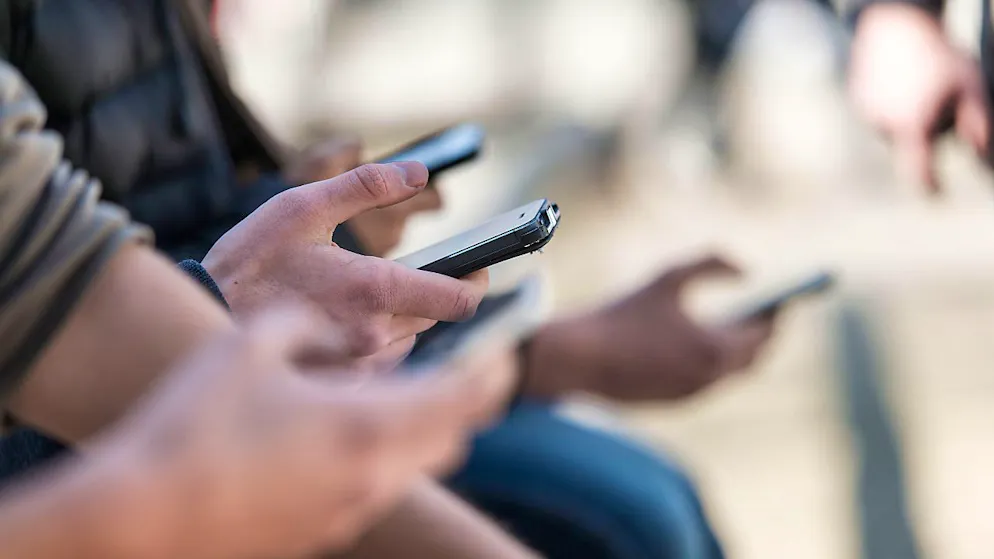 Jugendliche, die viel Zeit vor dem Bildschirm verbringen, sind laut einer Studie häufiger von Suizidgedanken betroffen. (Archivbild)