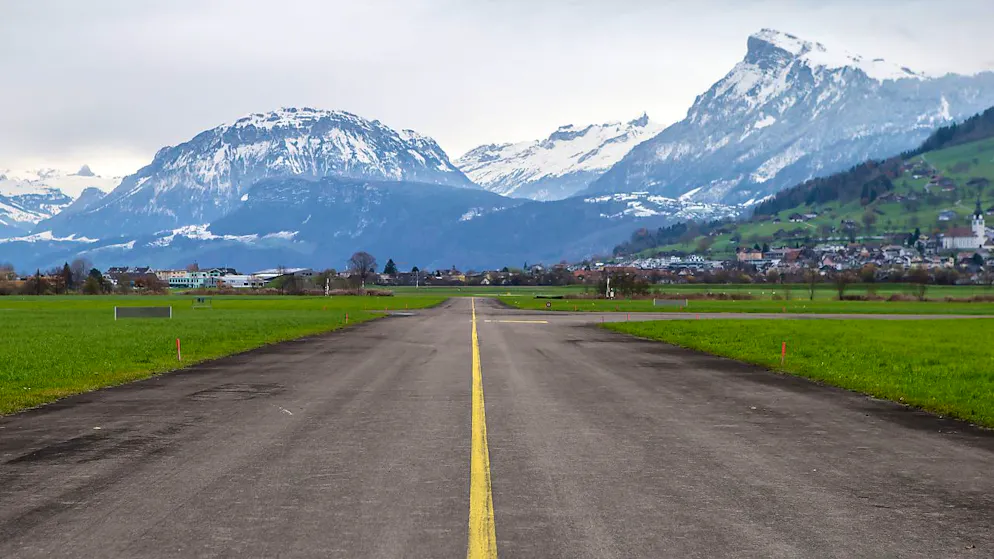 Blick auf ein Rollfeld des Flugplatzes Buochs. (Archivaufnahme)