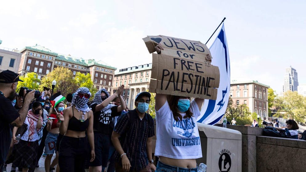 Demonstrantinnen und Demonstranten protestieren auf dem Campus der Columbia University in New York. Foto: Stefan Jeremiah/AP/dpa