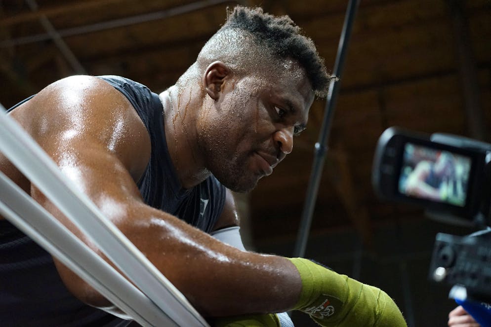 Francis Ngannou è al tappeto: la morte del figlio è un colpo durissimo per il colosso africano.
