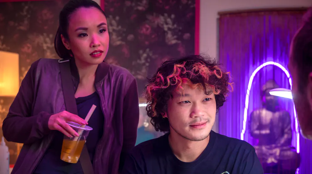 Die bewegte Geschichte der Vietnamesen in Deutschland. Undercover-LKA-Kollegin Pham Thi Mai (Trang Le Hong, links) kommt hinzu, als Robert Karow im vietnamesischen Zentrum einen Nagelpflege-Mitarbeiter (Viet Pham) befragt.