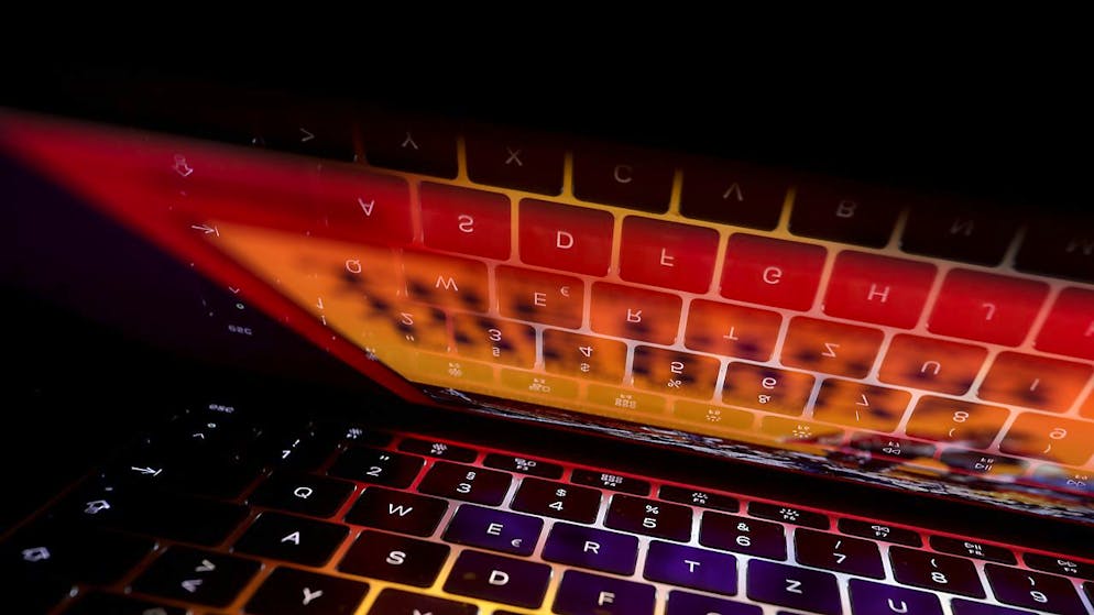 Hassbotschaften zirkulieren im Netz nicht nur über soziale Medien. (Archivbild)