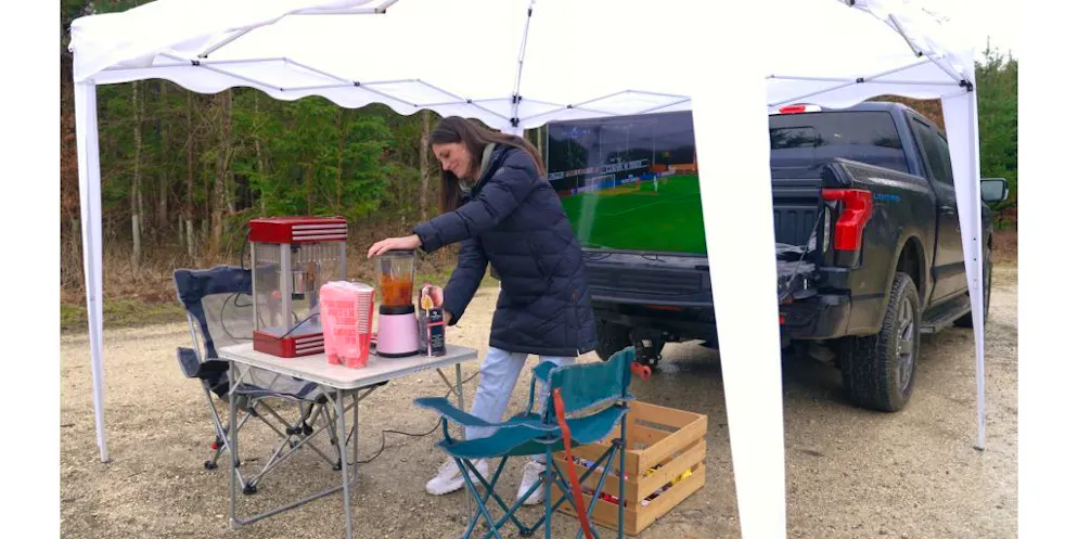 Cyndie macht mit dem Ford F-150 Lightning eine amerikanische Tailgate-Party. - 