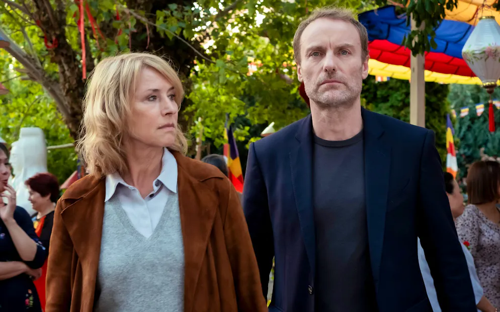 Die bewegte Geschichte der Vietnamesen in Deutschland. Die Berliner Ermittler Susanne Bonard und Robert Karow tauchen in ihrem zweiten gemeinsamen Fall «Tatort: Am Tag der wandernden Seelen» in die vietnamesischen Kultur Berlins ein. Dazu gehört auch ein Fest in der Pagode – gleichzeitig religiöses wie kulturelles Zentrum der vietnamesischen Community.