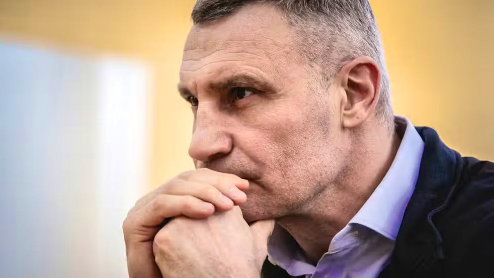 Vitali Klitschko donne une interview au groupe de médias allemand Funke, le vendredi 26 avril 2024, dans son bureau de la mairie de Kiev. 