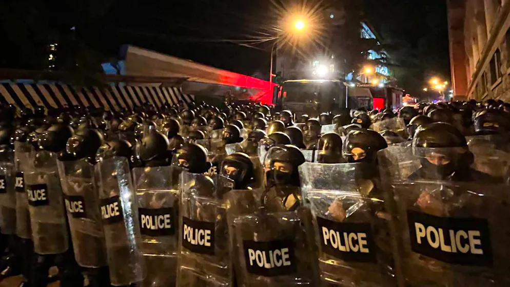 Die Regierung schlägt die Proteste in Georgien gewaltsam nieder.