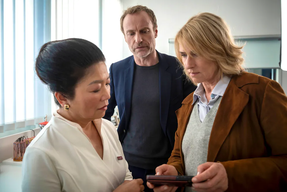 Die bewegte Geschichte der Vietnamesen in Deutschland. Ein Krimi als Kulturreise: Die Ermittler Susanne Bonard (Corinna Harfouch, rechts) und Robert Karow (Mark Waschke) treffen im Zuge ihrer Suche nach einer vermissten Person auf die Ärztin Dr. Lê Müller (Mai-Phuong Kollath) – und tauchen tief in die vietnamesische Kultur der deutschen Hauptstadt ein.