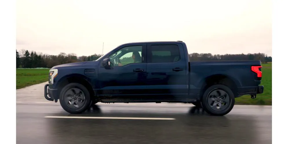Mit einer Batteriekapazität von 98 kWh erreicht der Ford F-150 Lightning eine Reichweite von etwa 429 km. 