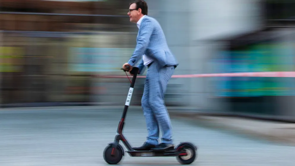 Nach einem Selbstunfall in Grenchen SO ist die Fahrerin eines Elektro-Rollers verstorben. (Symbolbild)