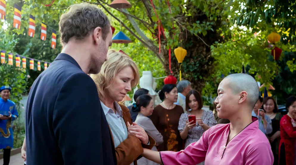 Die bewegte Geschichte der Vietnamesen in Deutschland. Die Ermittler Susanne Bonard und Robert Karow treffen die Vietnamesin Bui Thi Vien beim Fest in der Pagode.
