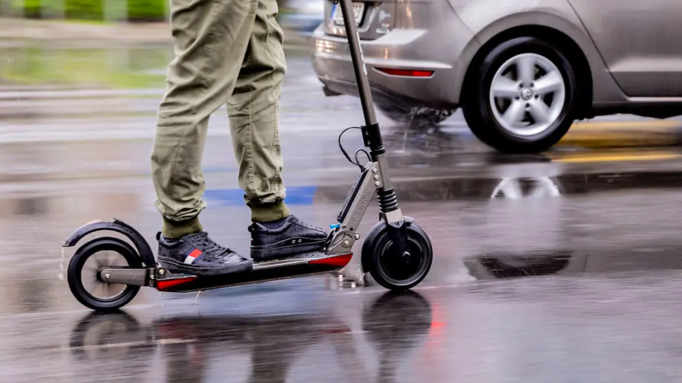 Bolt ist hierzulande bereits mit E-Scootern und E-Bikes vertreten. Nun lanciert das estnische Unternehmen einen Fahrtenvermittlungs-Service. (Archivbild)
