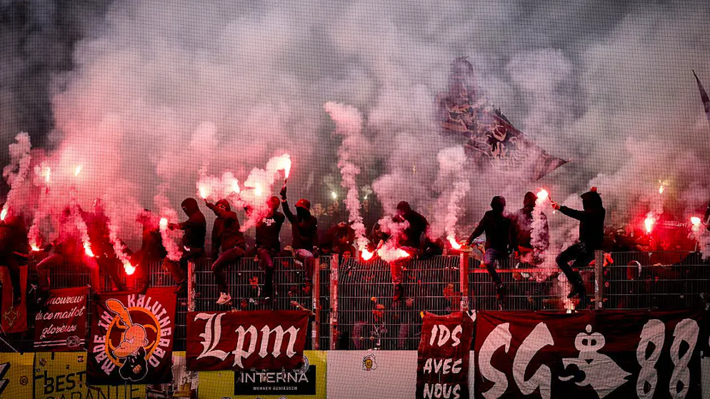 Servette-Fans mit Pyro am Halbfinal des Schweizer Fussball Cups gegen den FC Winterthur auf der Winterthurer Schützenwiese. (Archivbild)