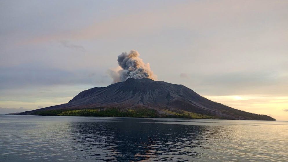 Ruang Gunung Berapi memuntahkan awan abu dan batu.  (19 April) 