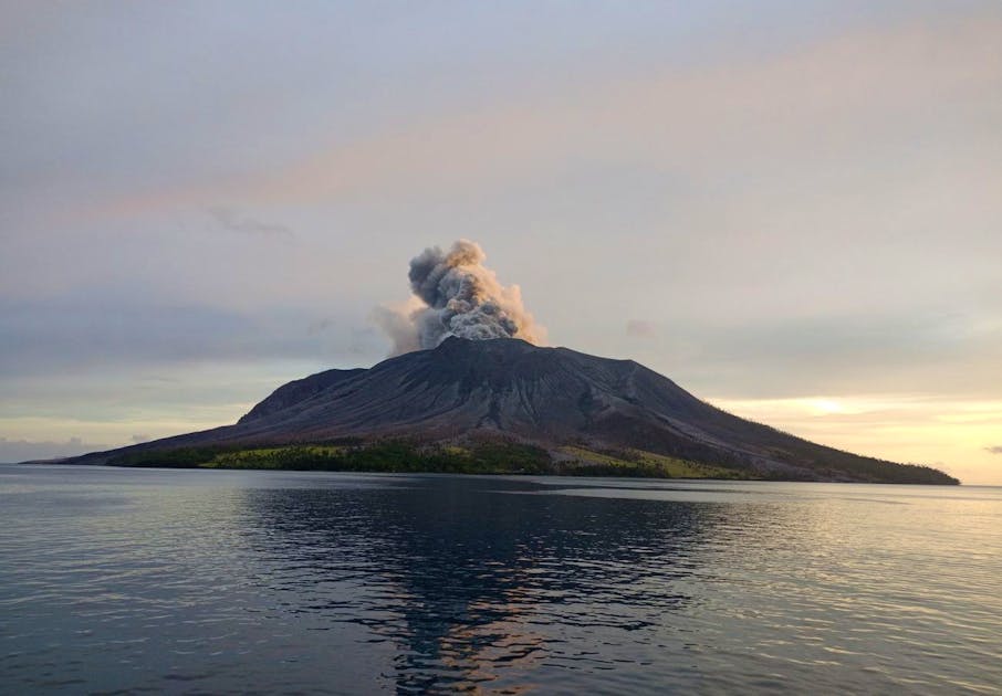 Gunung berapi Ruang di Indonesia kembali meletus