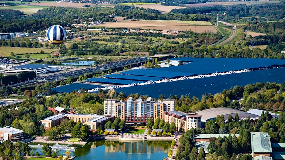 Eine Tochtergesellschaft des Schweizer Stromkonzerns Axpo hat 11'200 Parkplätze im Disneyland Paris mit Solarpanelen ausgestattet.