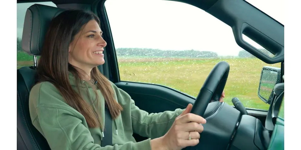 Cyndie Allemann testet den Ford F-150 Lightning. - 