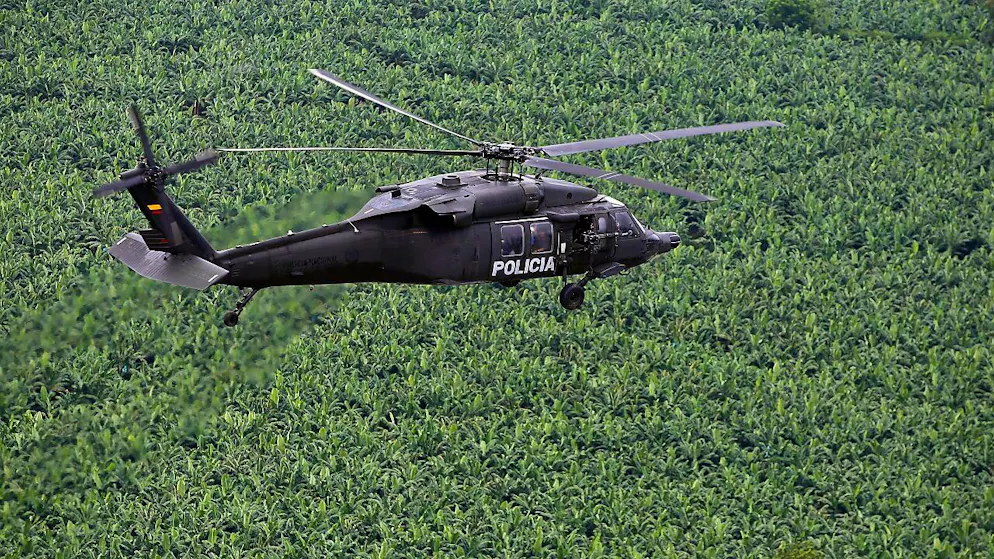ARCHIV - Kolumbien, Apartado: Ein Hubschrauber fliegt bei einem Anti-Drogen-Einsatz über Bananenfelder. Der kolumbianische Präsident Santos hat die USA um mehr Geld für die Bekämpfung des Koka-Anbaus gebeten. Foto: Fernando Vergara/AP/dpa