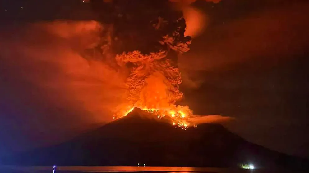 HANDOUT - Der 725 Meter hohe Feuerberg Ruang im Sangihe-Archipel nördlich der Insel Sulawesi hat eine 2000 Meter hohe Säule aus Asche, Rauch und Gestein in den Himmel geschleudert, wie die nationale Agentur für Geologie berichtet. Foto: Uncredited/BPBD Sitaro/AP/dpa